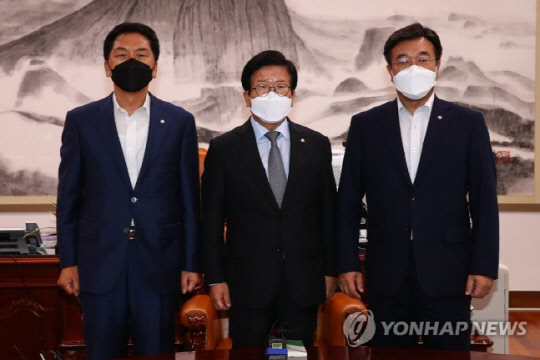박병석 국회의장과 더불어민주당 윤호중 원내대표, 국민의힘 김기현 원내대표 등 여야 원내지도부가 지난 25일 서울 여의도 국회 의장실에서 구글 갑질방지법·수술실 CCTV 설치법·언론중재법 개정안 등 본회의 일정 논의 관련 회동을 가졌다. 연합뉴스